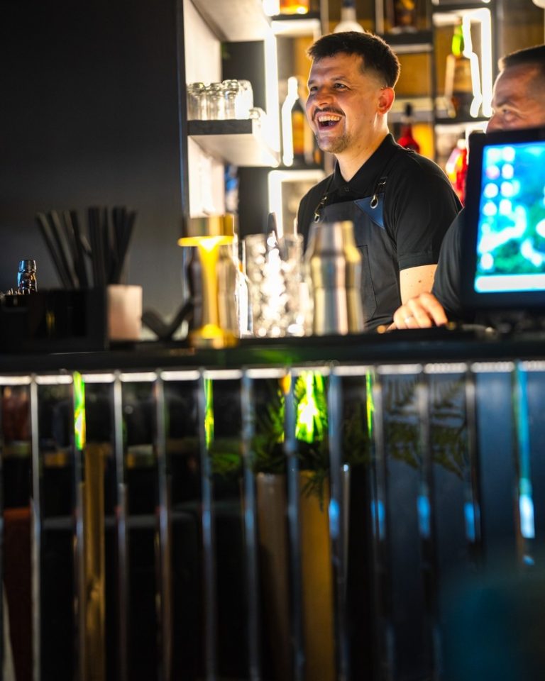 bartender-barpult-munka-819x1024