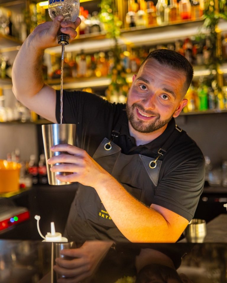 bartender-koktelkeszites-819x1024